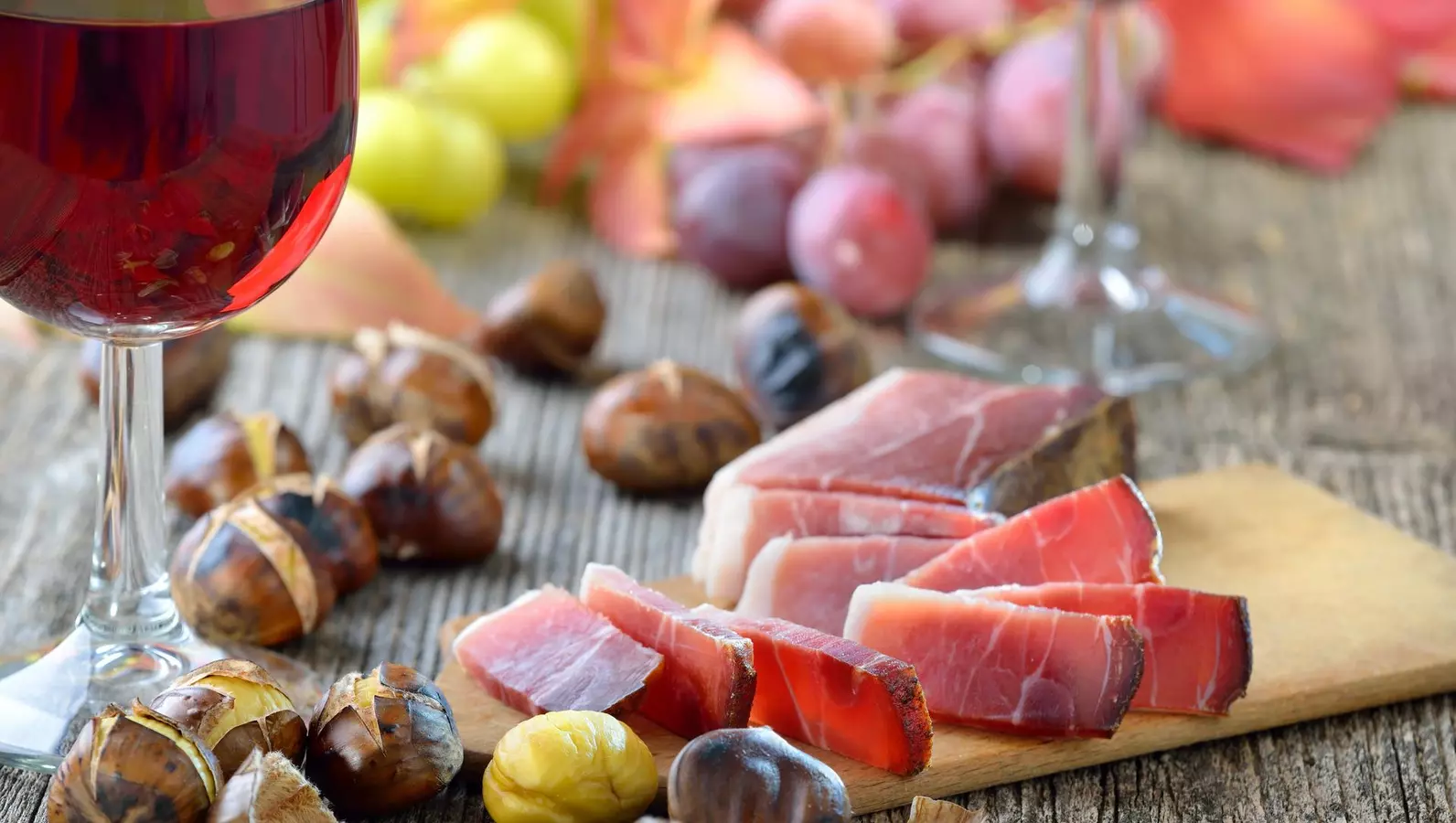 Sdtiroler Bauernspeck und heie Maroni, dazu ein Glas Vernatsch Sdtiroler Bauernspeck und heie Maroni, dazu ein Glas Vernatsch